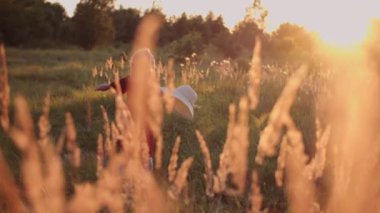 Gün batımında Gülümseyen Kadın Portresi
