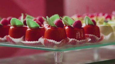 Tatlı kekler. Masadaki tatlıları yakın plan çek.