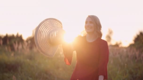 Pozitív mosolygó nő portréja a naplementében — Stock videók