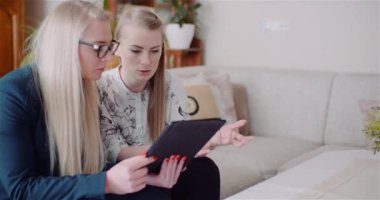 İçişleri Bakanlığı 'nda Dijital Tablet Projesinde İki Kadın Çalışıyor