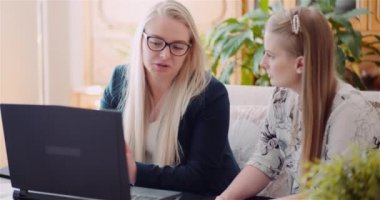 Kadın Meslektaşlar Ofiste İş Stratejisini Tartışıyor