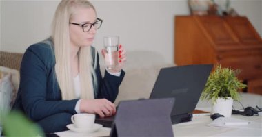 İş kadını, İçişleri Bakanlığı Laptop Bilgisayarı üzerinde çalışıyor. Laptop 'ta E- posta Yazan Kadın.
