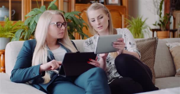 Forretningskvinder Diskutere Over Teknologier i Office. Forretningsdrivende kvinder, der arbejder på Digital Tablet. – Stock-video