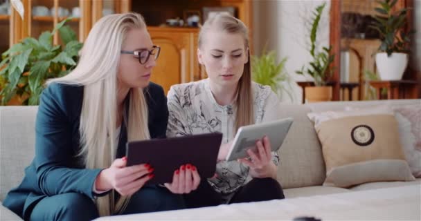 Mujeres de negocios discutiendo sobre tecnologías en la oficina — Vídeo de stock