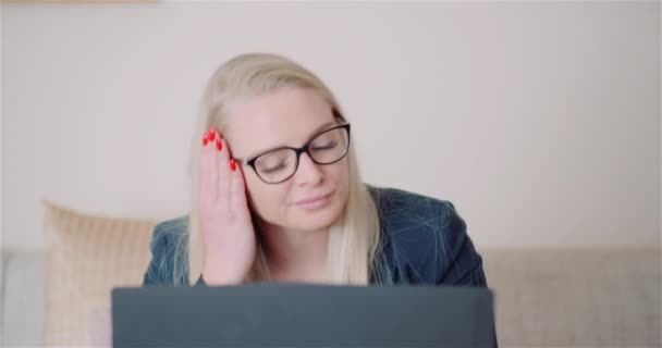 Предпринимательница с помощью ноутбука в офисе — стоковое видео