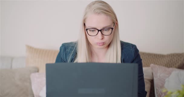 Imprenditrice che utilizza il computer portatile in ufficio — Video Stock