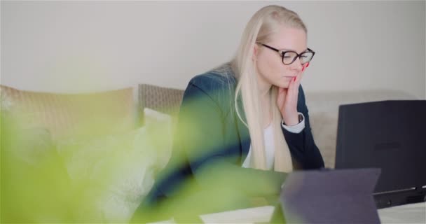 Ofiste Dizüstü bilgisayar kullanan kadın girişimci — Stok video