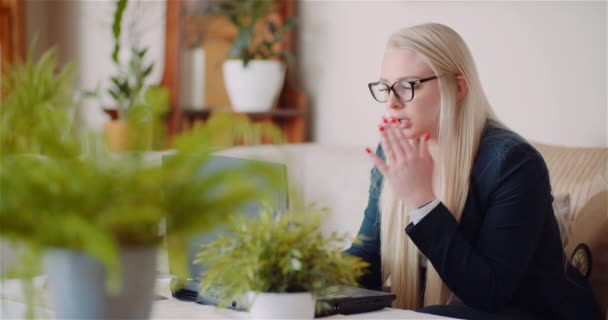 Empreendedor feminino usando laptop no escritório — Vídeo de Stock