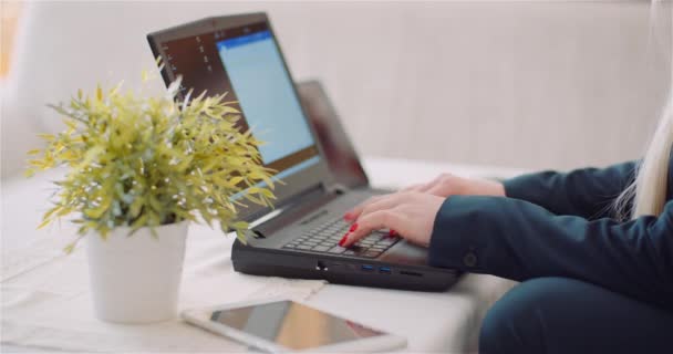 Geschäftsfrau bei der Arbeit im Home Office am Laptop. Frau schreibt E-Mail auf Laptop. — Stockvideo