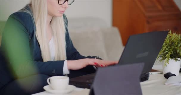 Mulher de negócios trabalhando no laptop em um projeto no Home Office. Jovem mulher usando computador portátil. — Vídeo de Stock