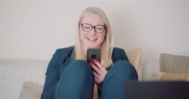 Видеозвонок бизнес-леди через смартфон — стоковое видео