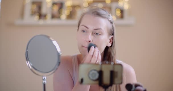 Atrakcyjna kobieta robi makijaż Applaying Powder — Wideo stockowe