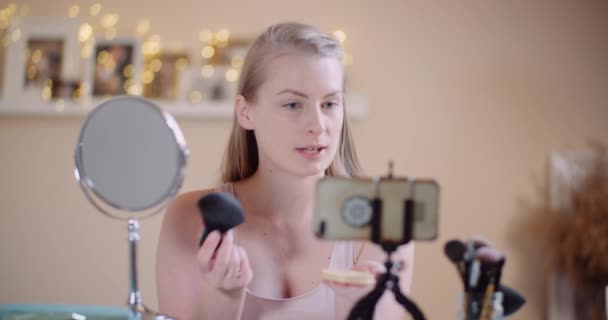 女性博客作家化妆艺术家Teching在网上化妆 — 图库视频影像