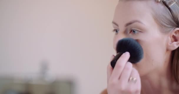 魅力的な女性が化粧をする｜Applay Powder — ストック動画