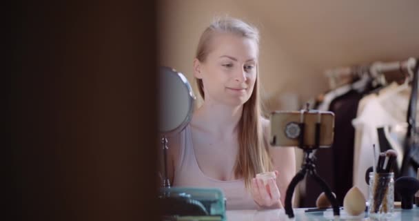 Frau macht Make-up - Schönheitskonzept für Frauen — Stockvideo