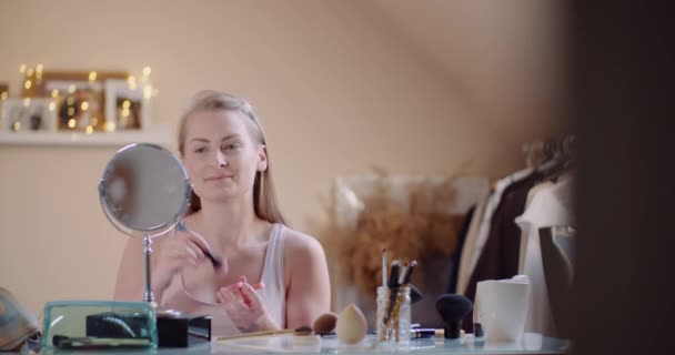 Makyaj Yapan Kadın - Kadın Güzellik Konsepti — Stok video