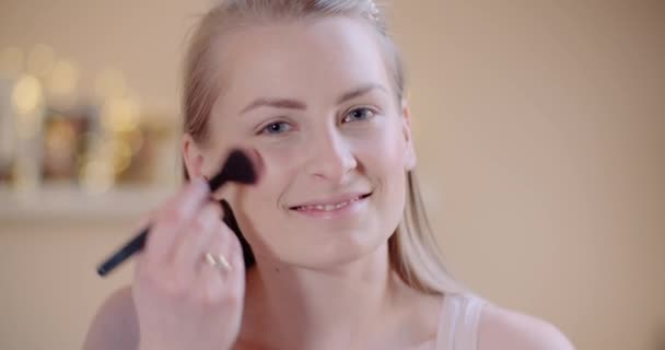 Atrakcyjna kobieta robi makijaż Applaying Powder with a Brush — Wideo stockowe