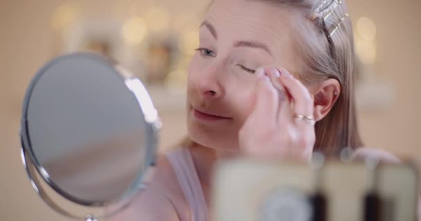 Mujer haciendo maquillaje - Mujer concepto de belleza — Vídeos de Stock