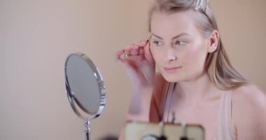 kaş boyayan kadın - makyaj konsepti