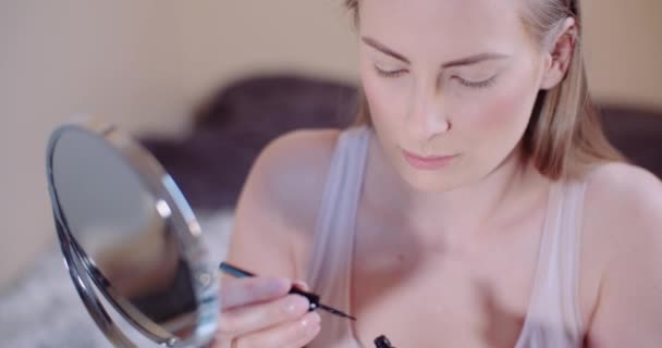 Γυναίκα κάνει μακιγιάζ ζωγραφική βλεφαρίδες με μάσκαρα — Αρχείο Βίντεο