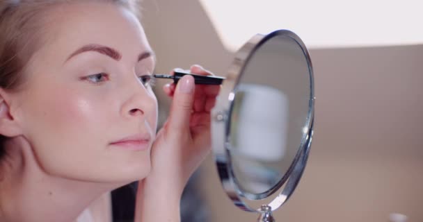 Mujer haciendo maquillaje pintura pestañas con rímel — Vídeos de Stock
