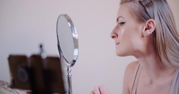 Женский макияж - женская концепция красоты — стоковое видео