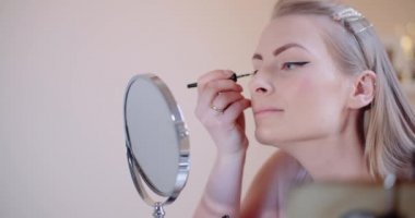 Makyaj Yapan Kadın - Kadın Güzellik Konsepti