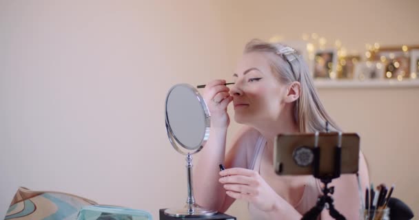 Kvinnan gör makeup - Kvinna skönhet koncept — Stockvideo
