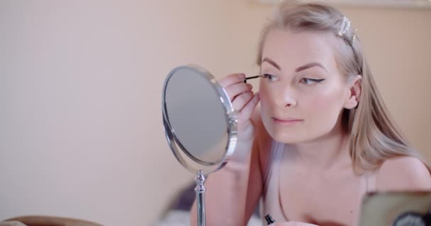 Mujer haciendo maquillaje - Mujer concepto de belleza — Vídeos de Stock