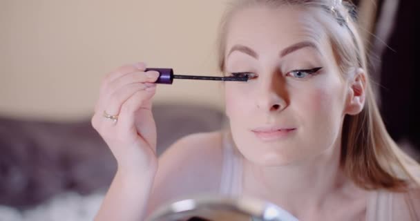 Femme faisant maquillage peinture cils avec mascara — Video