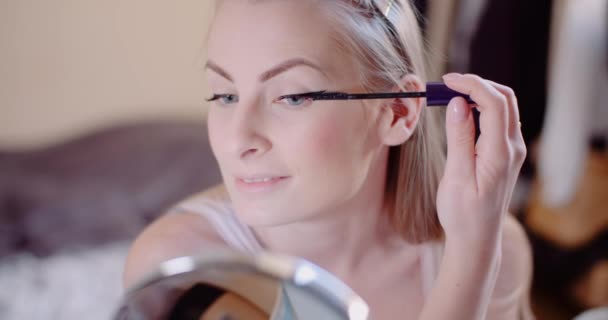 Frau schminkt Wimpern mit Wimperntusche — Stockvideo