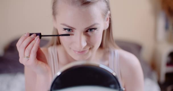 Kobieta robi makijaż malowanie rzęs z tuszem do rzęs — Wideo stockowe