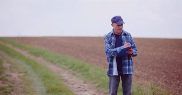 Tänksam Man Botanist Skriva På Urklipp — Stockvideo