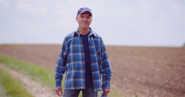 Tänksam Man Botanist Undersöka Jordbruk Fältväxter medan du skriver på Urklipp — Stockvideo
