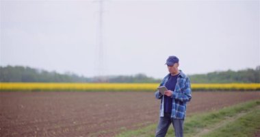 Çiftçinin Tarım Alanını İncelemesi Çiftlikteki Dijital Tablet Bilgisayarında Çalışırken.