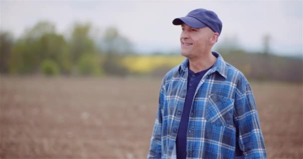 Позитивный успешный фермер, изучающий сельскохозяйственную сферу во время работы над цифровым планшетным компьютером. — стоковое видео