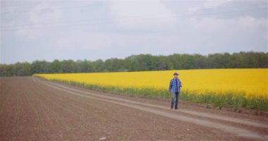 Tarım Sevgisi - Çiftlikte Dijital Tablet kullanan Modern Çiftçi.