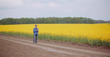 Çiftçinin Tarım Alanını İncelemesi Çiftlikteki Dijital Tablet Bilgisayarında Çalışırken.