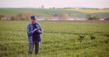 Tarımcı Ekinleri İnceleme ve Sahadaki Panoya Not Yazma