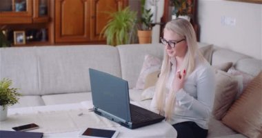 İş kadını Yöneticisi Dijital Tablet Takımıyla Çevrimiçi Konferans Yapıyor