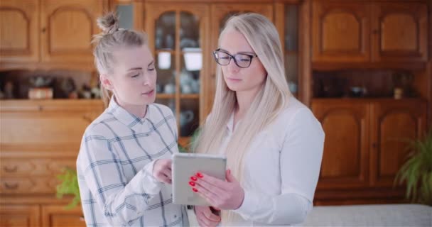 Vrouwelijke collega 's discussiëren over Digital Tablet in Office — Stockvideo