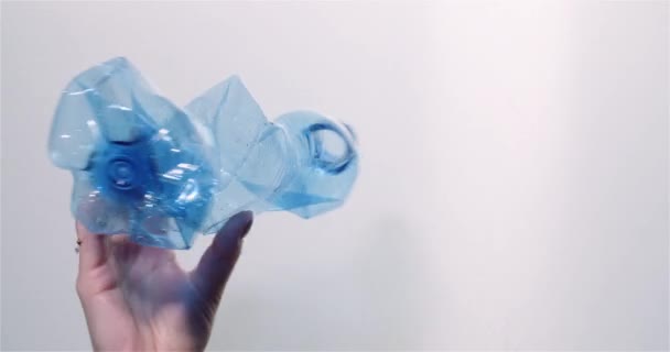 Plastic Recycling - Vrouw die plastic flessenafval in de hand houdt — Stockvideo