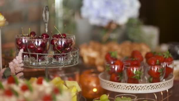 Zbliżenie słodyczy i ciast na stole w recepcji weselnej — Wideo stockowe