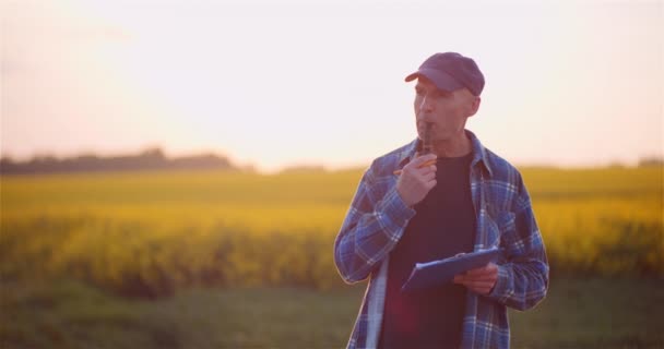 农业、粮食生产.农民田间作物检验 — 图库视频影像