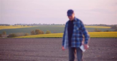 Tarım, Gıda Üretimi - Tarladaki Ekinleri İnceleyen Çiftçi