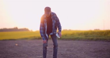 Tarım, Gıda Üretimi - Tarladaki Ekinleri İnceleyen Çiftçi