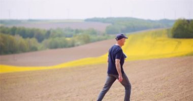 Tarım, Gıda Üretimi - Tarladaki Ekinleri İnceleyen Çiftçi