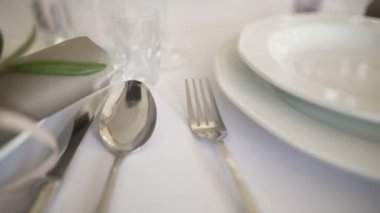 Düğün yemeği için dekore edilmiş masa.