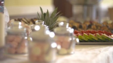 Çeşitli Pastalar Masada