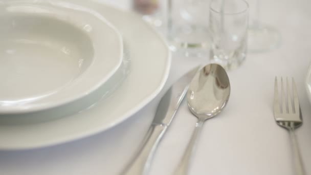 Mesa decorada para um jantar de casamento — Vídeo de Stock